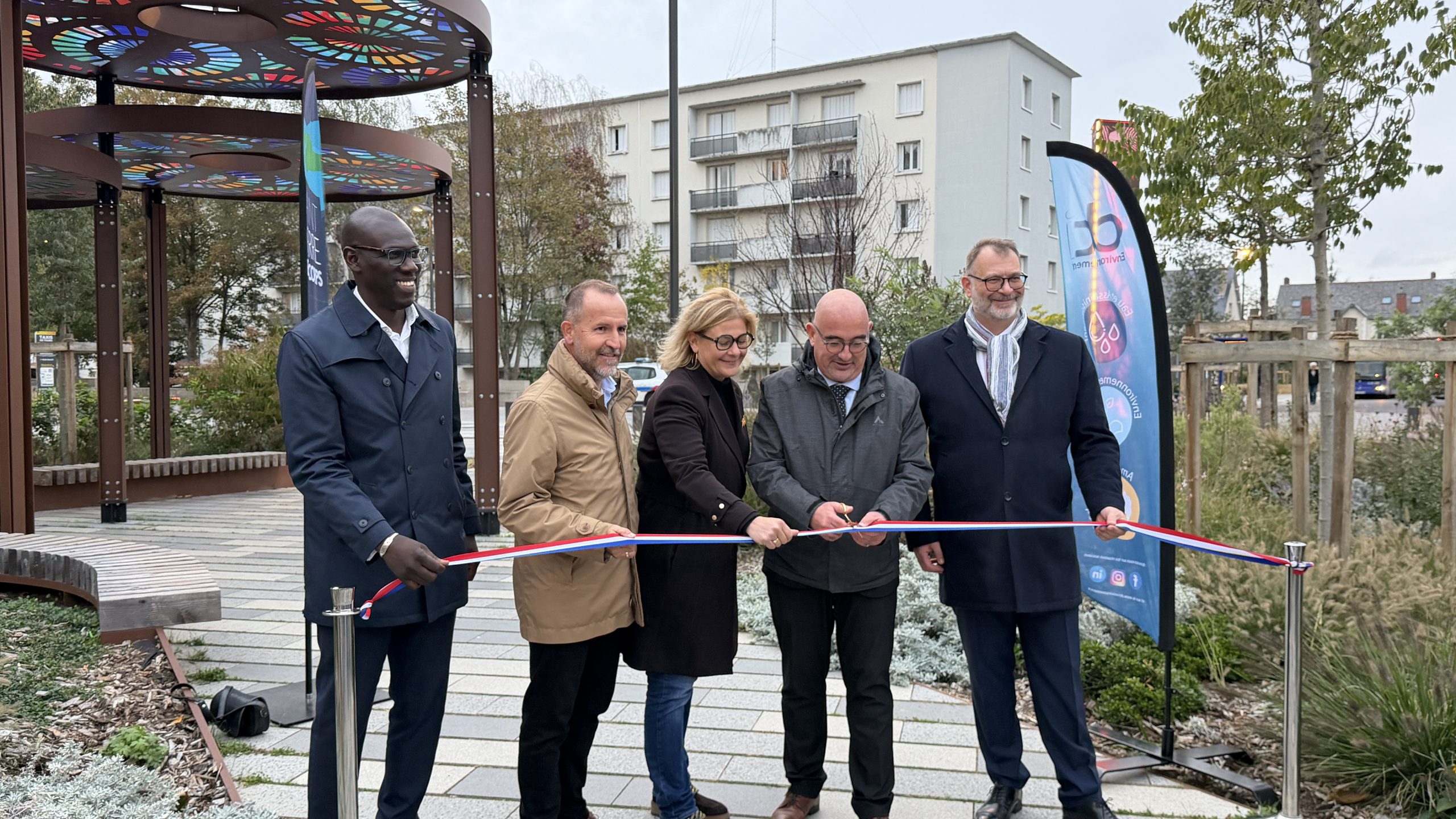 Inauguration Saint-Pierre-des-Corps – DCI Environnement Inauguration officielle avec découpe de ruban dans un parc urbain.